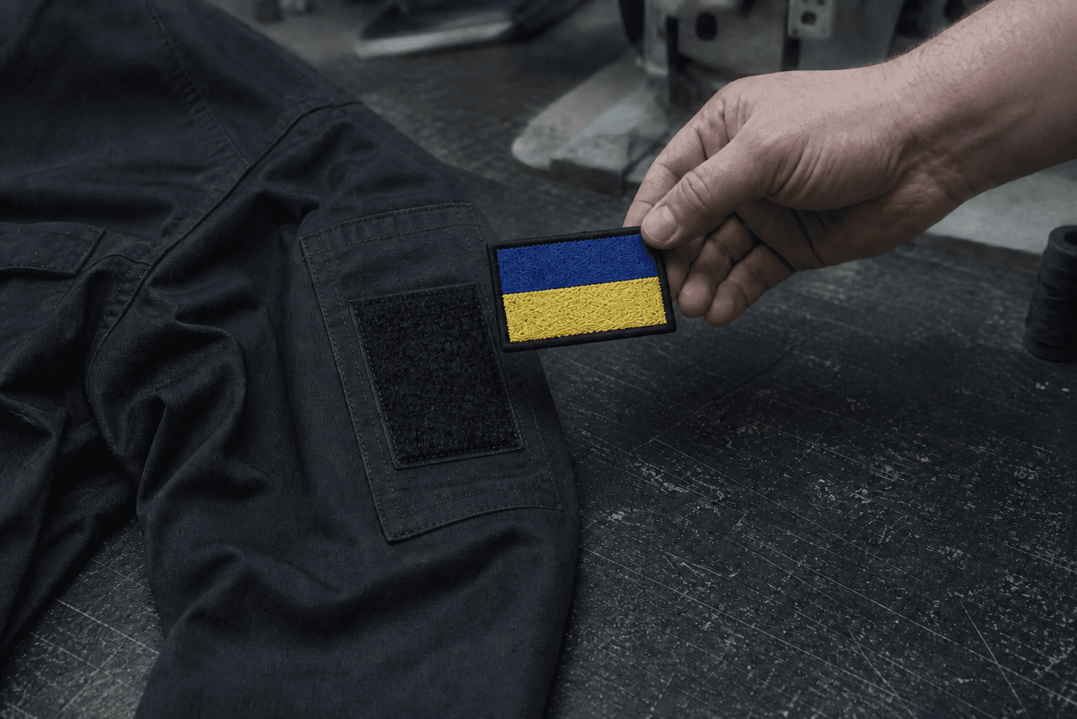 Вишитий патч-прапор над велкро-панеллю на рукаві
